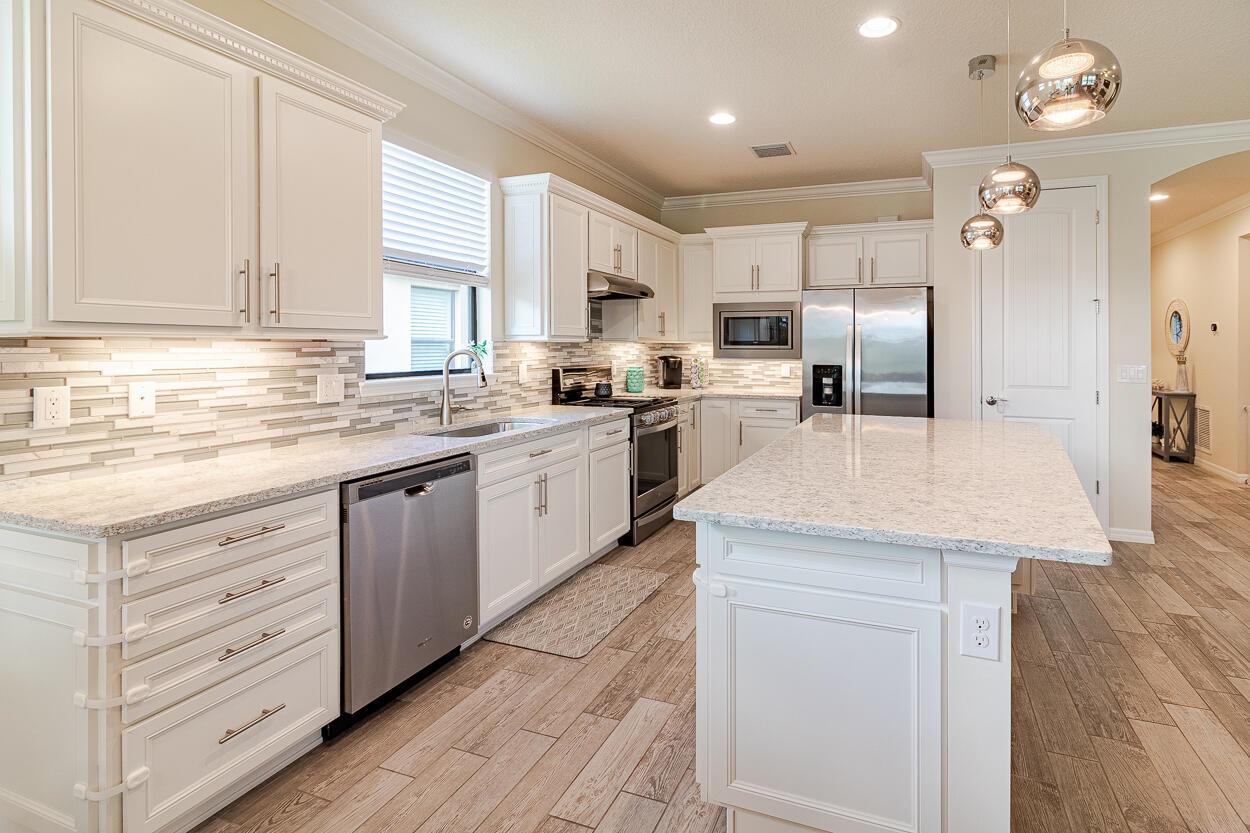 Photo 7 of home located at 371 SE Courances Drive, Port St Lucie FL