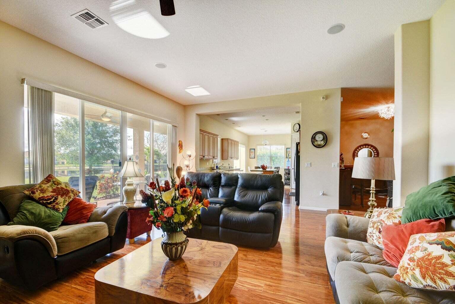 Photo 11 of home located at 2542 Vicara Court, Royal Palm Beach FL