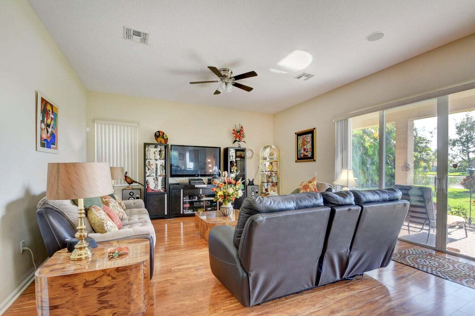 Photo 12 of home located at 2542 Vicara Court, Royal Palm Beach FL