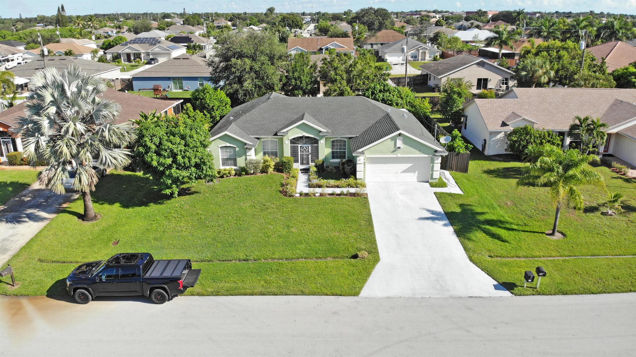 Photo 5 of home located at 621 SW Sarazen Avenue, Port St Lucie FL