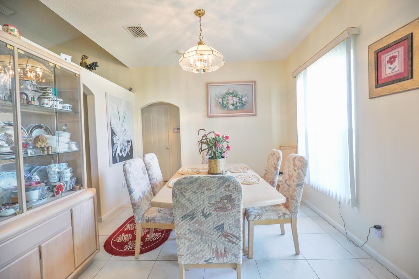 Photo 7 of home located at 621 SW Sarazen Avenue, Port St Lucie FL