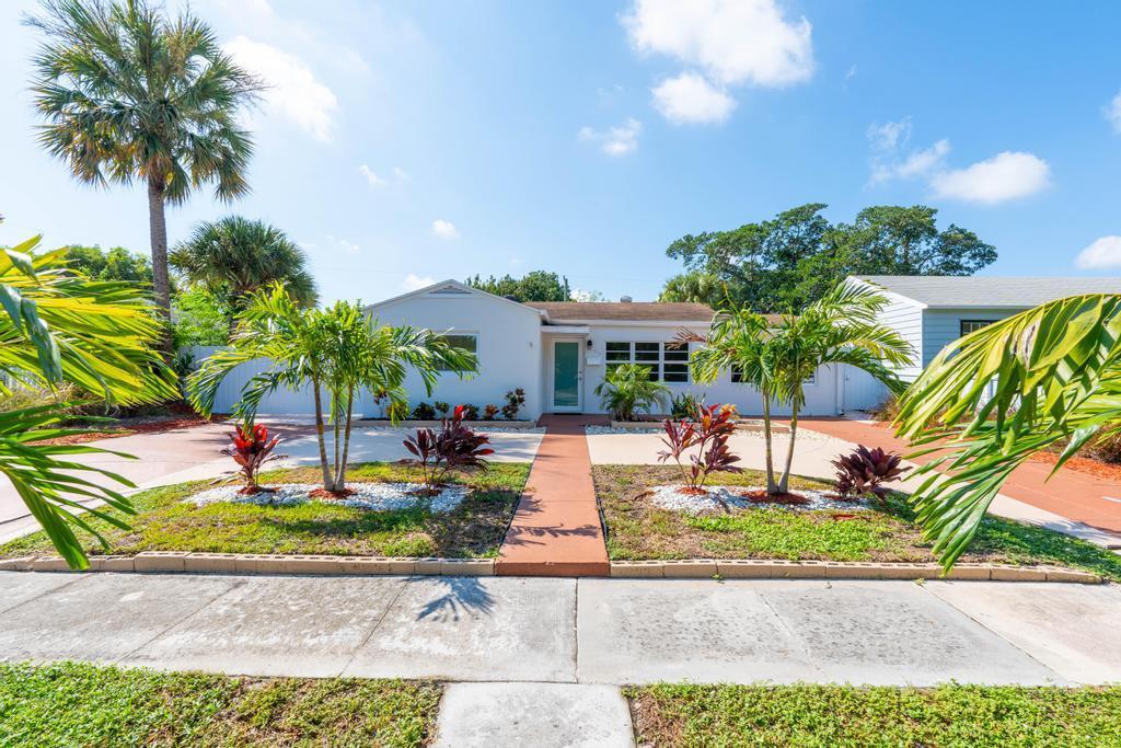 Photo 2 of 814 Franklin Road in West Palm Beach - MLS R10920705