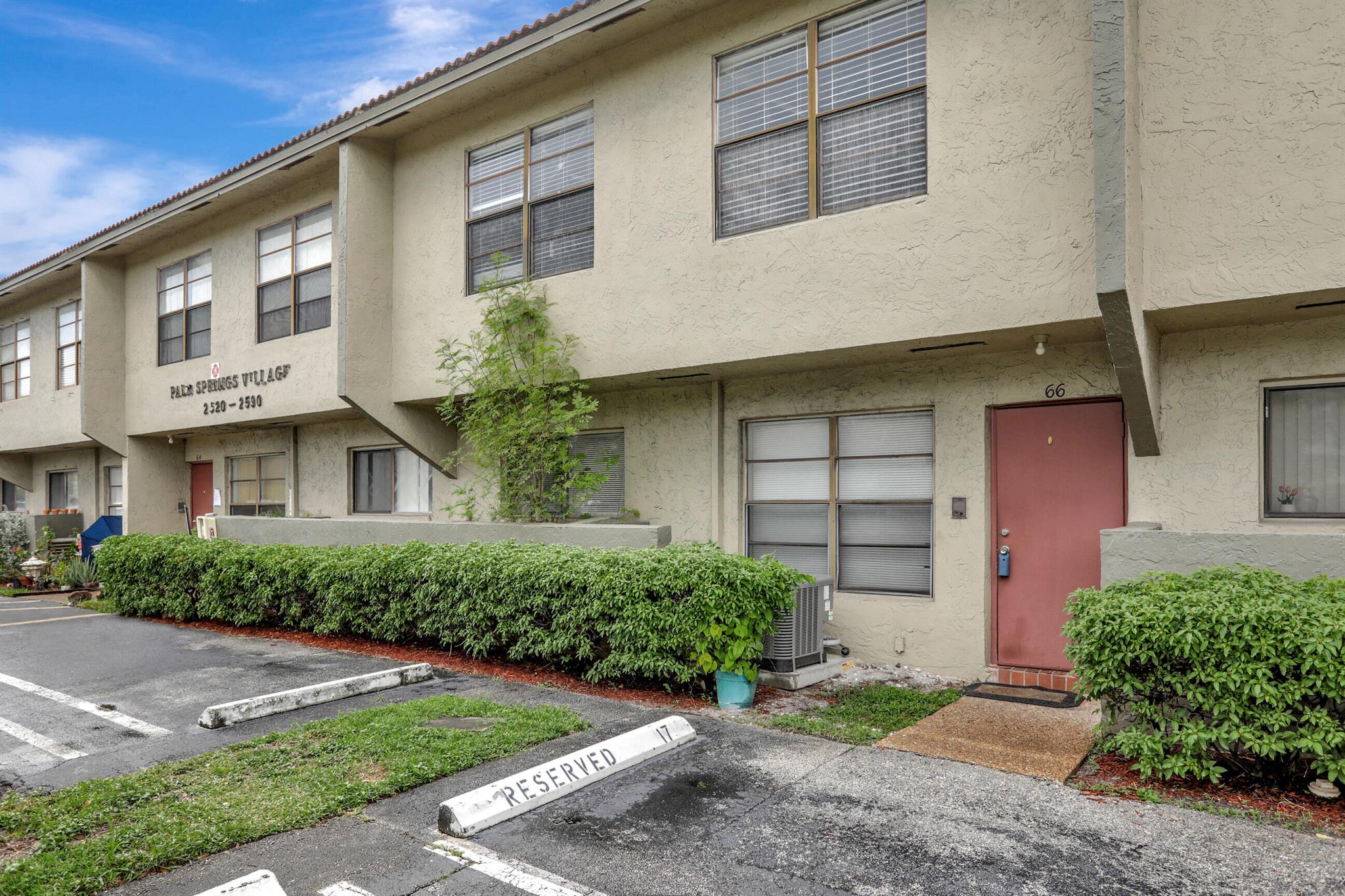3 bedroom, 2.5 bath townhouse in a great location in Coral Springs, right next to big parks, shopping and restaurants. Washer and dryer in the unit.
