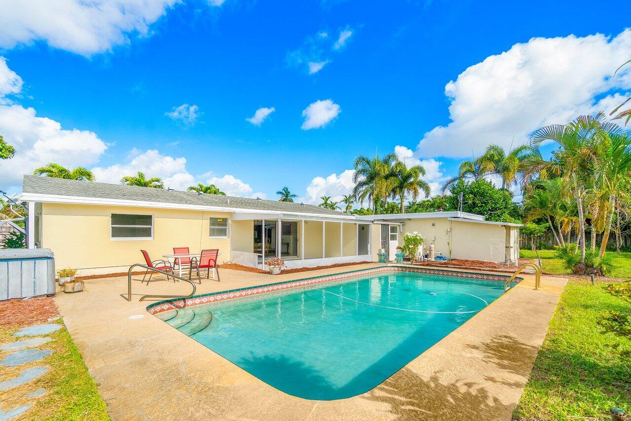 2109 Lake Bass Circle, Lake Worth, FL 