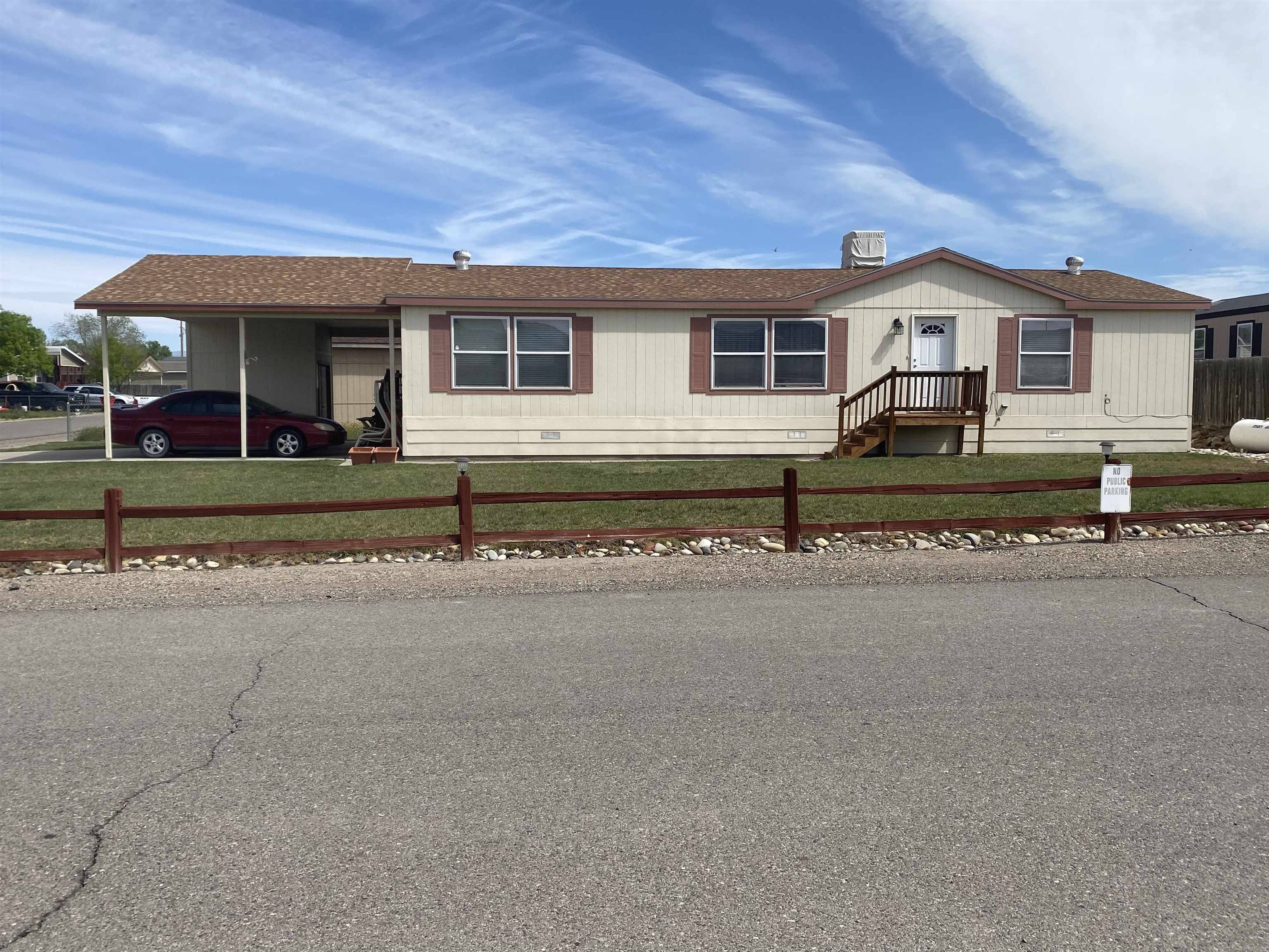 Spacious home on a corner lot in a country setting with views of the Colorado National Monument.  Summit Crest constructed manufactured home with extra insulation and higher quality construction. Great community setting that includes a park and a salt water pool!  Schedule a showing today and experience the peace and quiet the country has to offer.