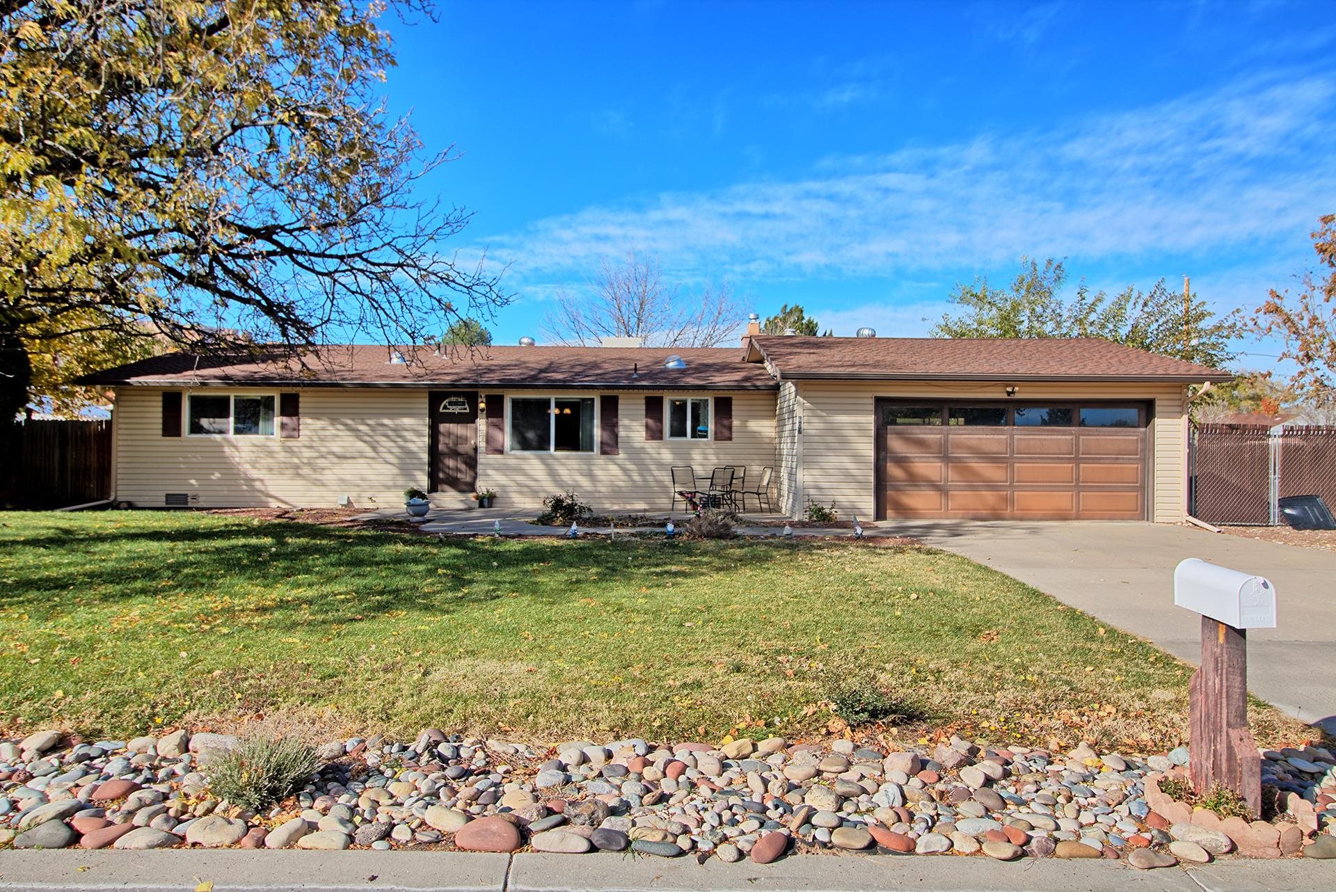 REDLANDS RANCHER! PRICED TO SELL UNDER $400,000.00. REMODELED KITCHEN WITH A LARGE EAT IN DINING AREA. ENJOY THE EVENING IN THE COZY LIVING ROOM WITH THE FIREPLACE. BACK YARD HAS ROOM FOR ALL THE BACKYARD ACTIVITIES. DON'T FORGET THE VIEWS!