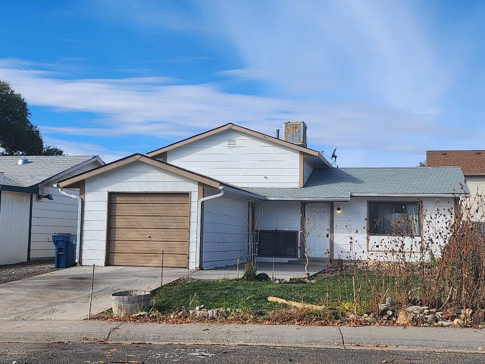 Handyman or investor opportunity! 3 Bed, 1 3/4 bath, 1 car, Tri-level within easy proximately to many amenities the Grand Valley has to offer.  Living room and family room. Fenced back yard. No HOA. House needs lots of TLC! Seller will make no repairs and has little knowledge about the property. CASH ONLY.