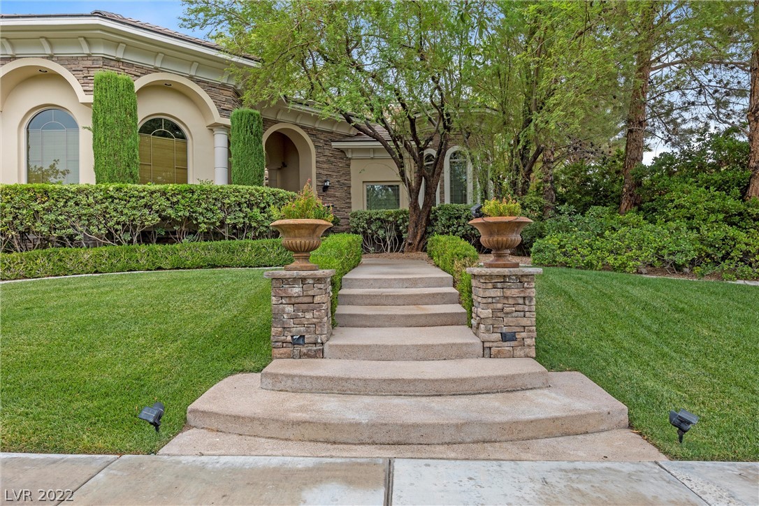Grand curb entry to front door