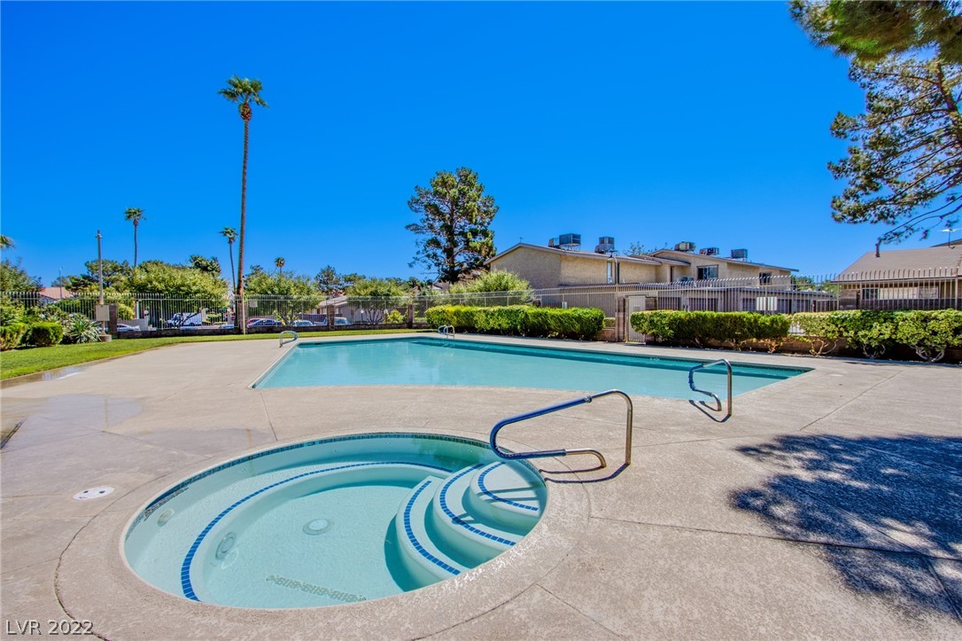 Browse active condo listings in TORREY PINES