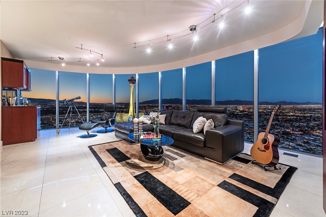 DRAMATIC FLOOR TO CEILING VIEWS  THAT SPAN STRIP AND DOWNTOWN!!!!