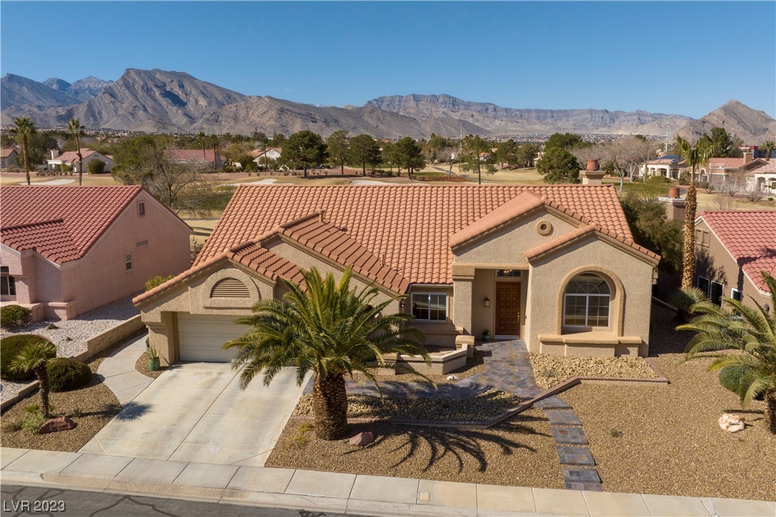 Located next to hole one on the Palm Valley course-unobstructed views of fairway and mountains!