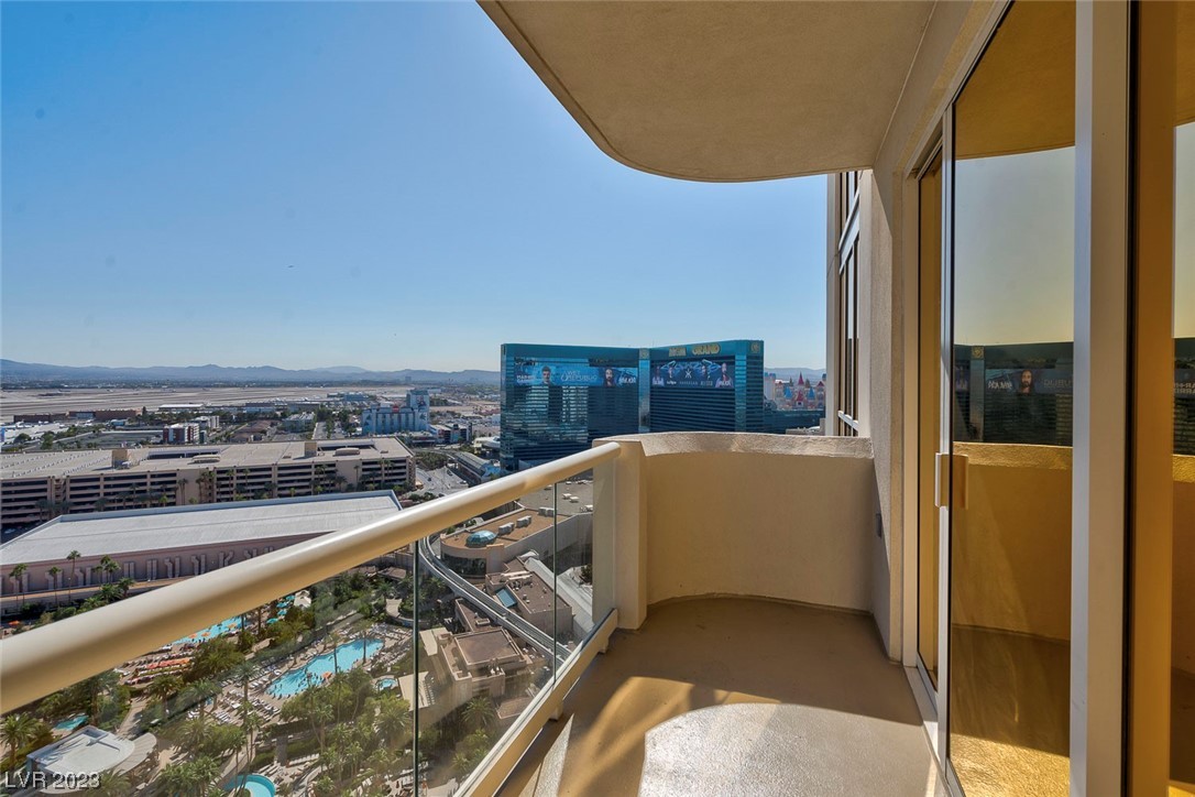 MGM Signature Penthouse Jr. Studio Right on Strip w/View, Balcony
