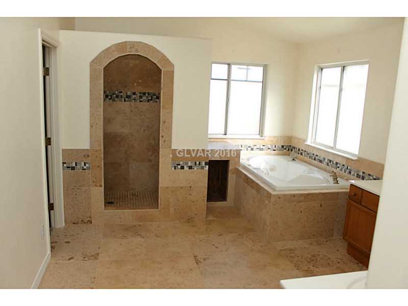 Master Bath/Spa. Dual Shower Heads Plus Jacuzzi Tub