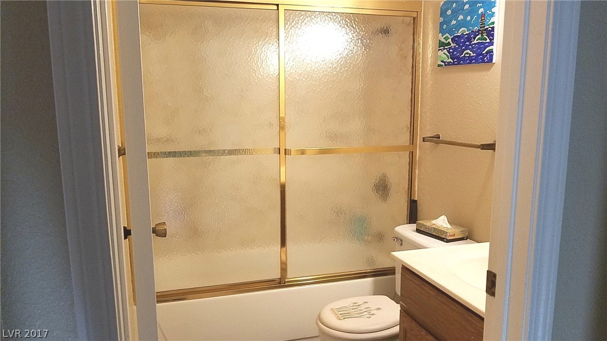Big shower and tub in upstairs bathroom.