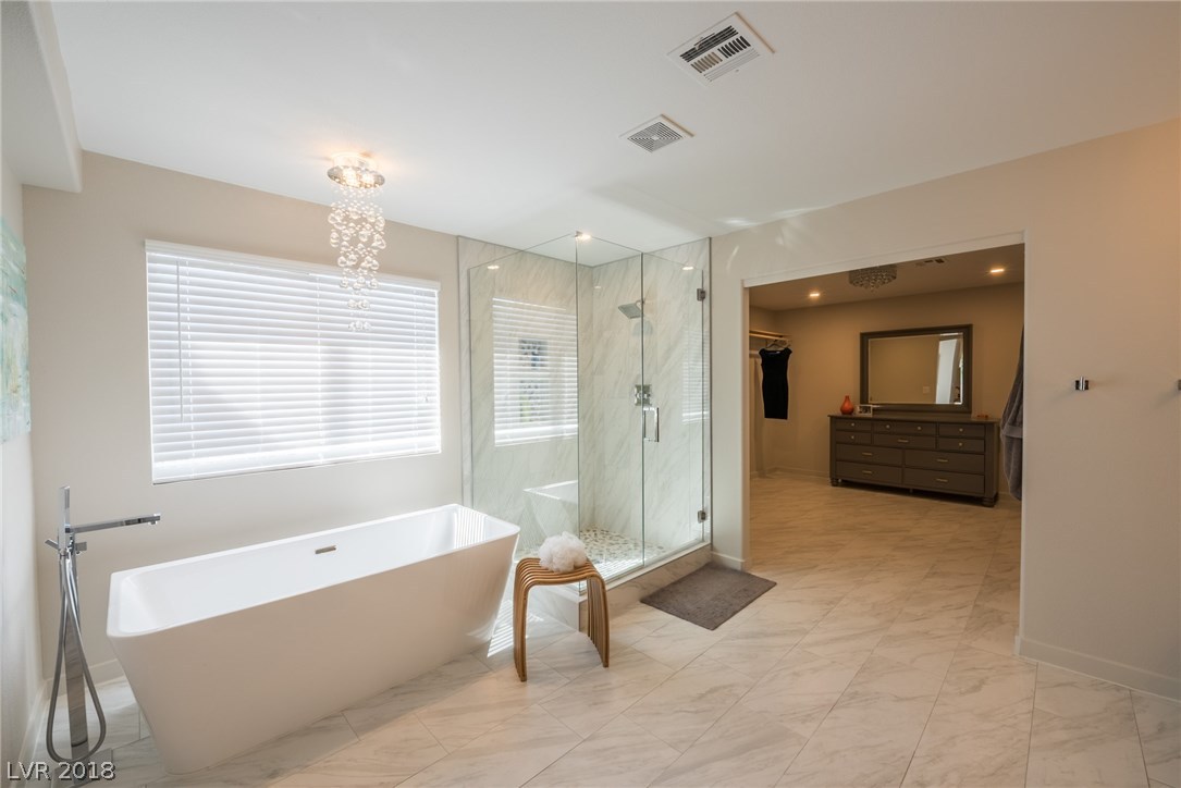 The color scheme of this bathroom gives you the serenity feel of pure elegance.