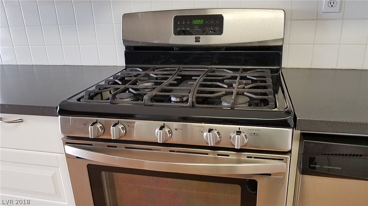 A cook's delight; a 5 burner gas stove!
