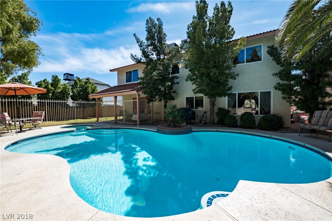 Gorgeous pool & spa in the backyard offer a great place for you to cool offer during those summer days!