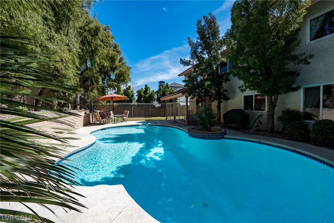 Gorgeous pool & spa in the backyard offer a great place for you to cool offer during those summer days!
