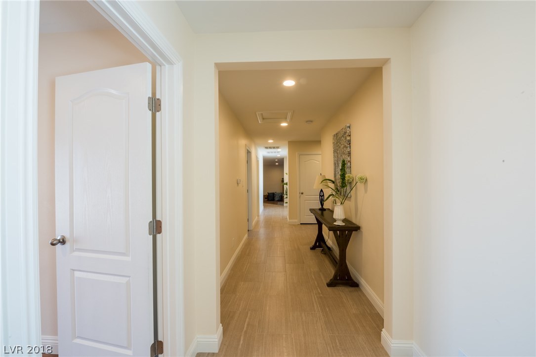 Gorgeous hallway with ample space.