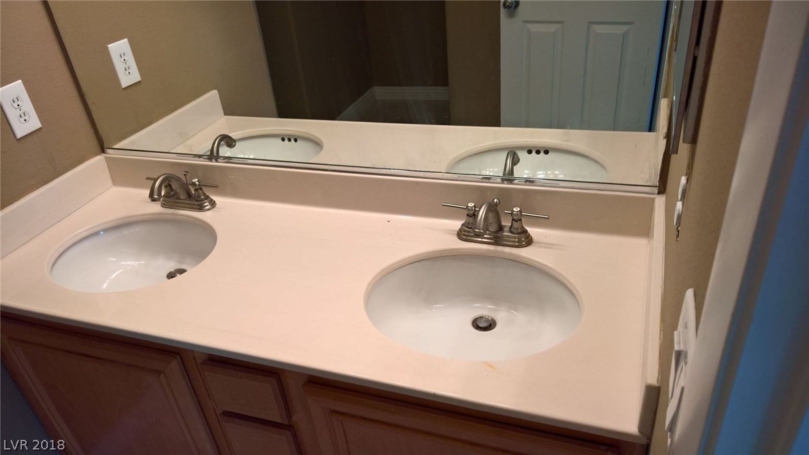Master bath dual sink vanity with tub/shower combo