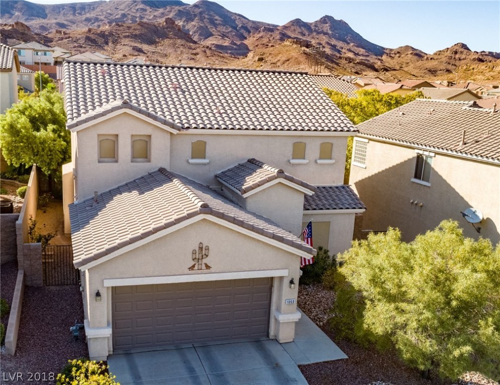 Nestled right in the heart of gorgeous mountain back-drop!