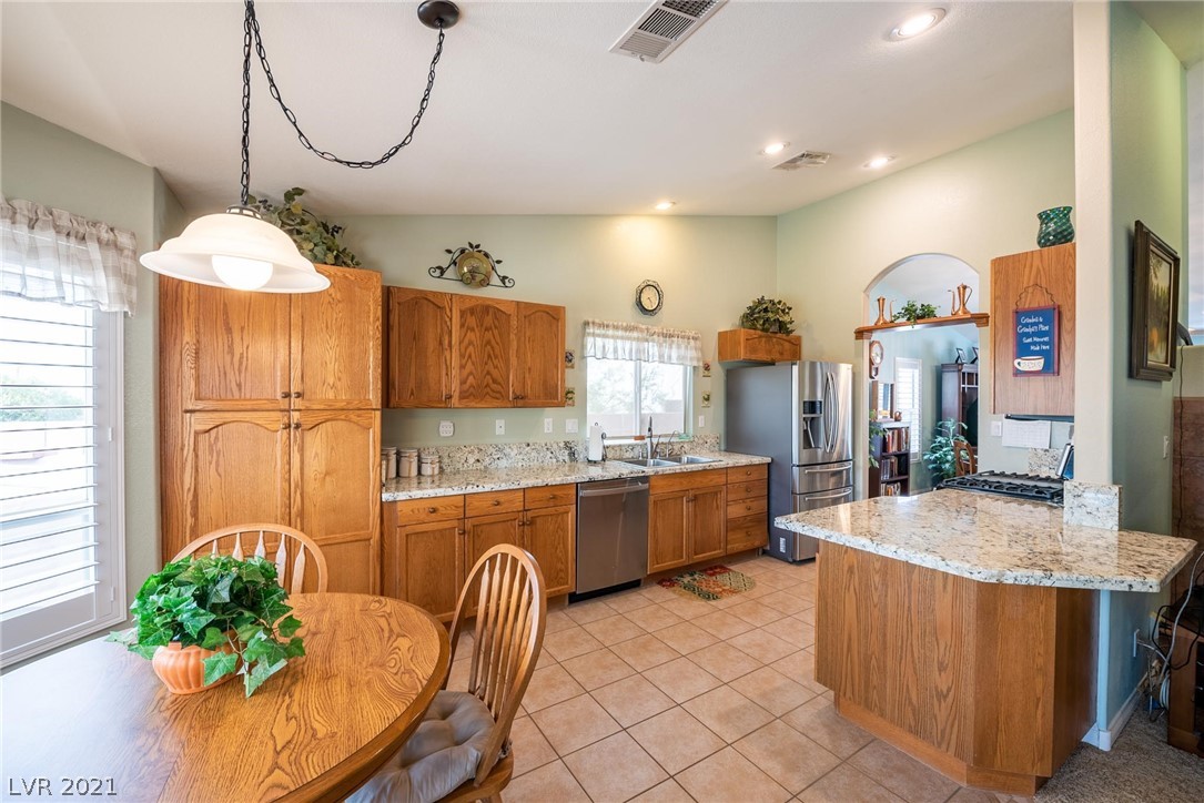 Well Appointed kitchen with SS appliances