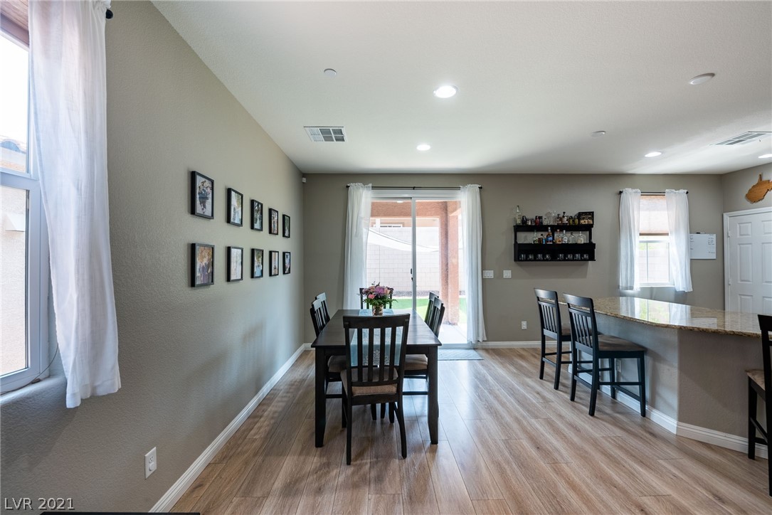 Dining nook + plenty of counter space for all your sitting & entertaining needs.