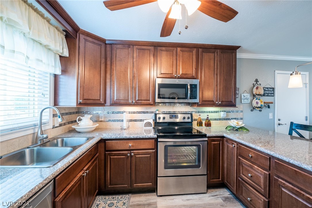 Wonderful kitchen with SS appliances, granite counter tops & under mount lighting, dual SS sink & new garbage disposal, ceiling fan with lights