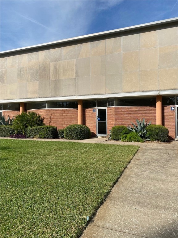Office space available adjacent to hospital.  Multiple individual rooms for use as office space or exam rooms, large waiting room area, front office and meeting room, two bathrooms.  Parking in front and rear of complex.