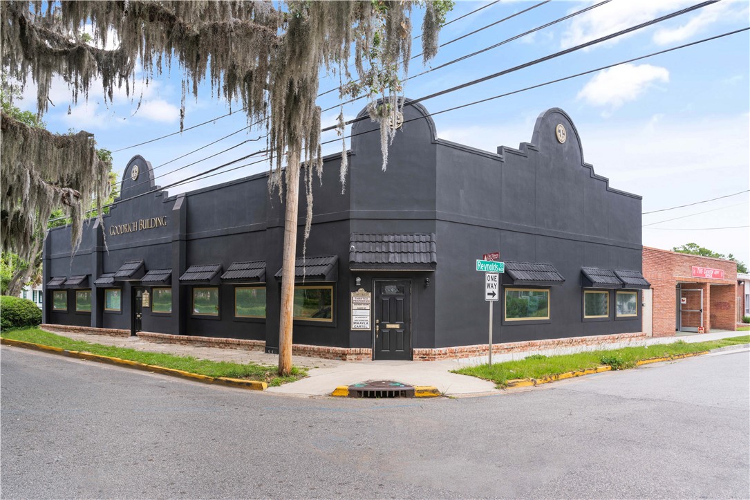 4254 square foot professional office building located in downtown Brunswick, just across from the historic Brunswick Courthouse. Total of 15 offices 4 bathrooms two conference rooms, and receptionist areas.  Currently tenant occupied