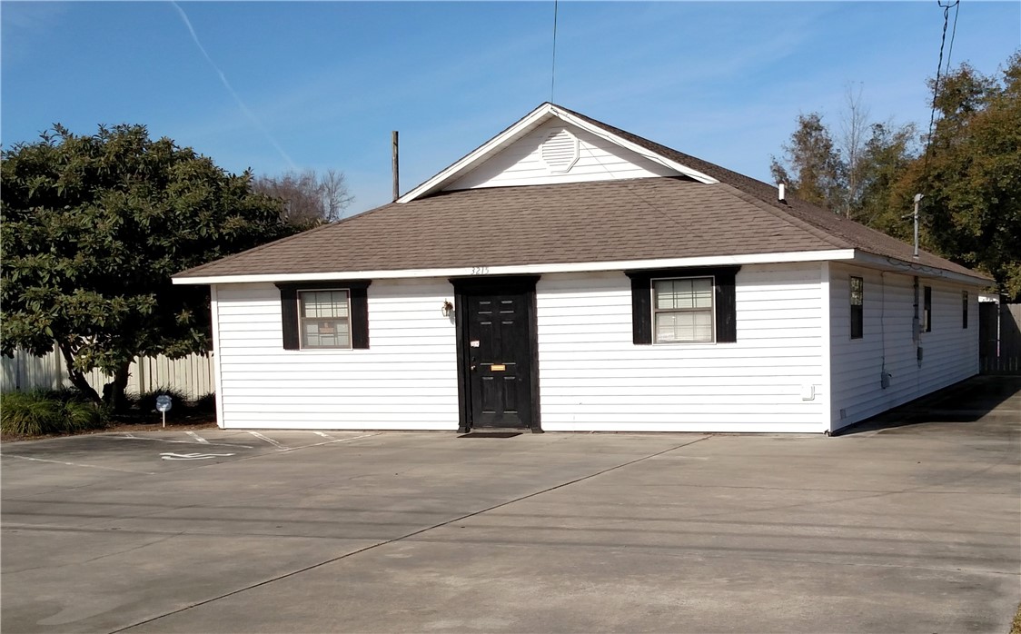 Commercial building for sale with both office and warehouse space. Approximately 1,920 total SF on 0.73 +/- Acres. Warehouse is 1,233+/-SF. Zoned Office Commercial. Features two offices, one storage room, two restrooms, laundry room, two drive in doors plus overhead doors (1,290+/-SF) in back. Property is 100% heated and cooled with ample parking.