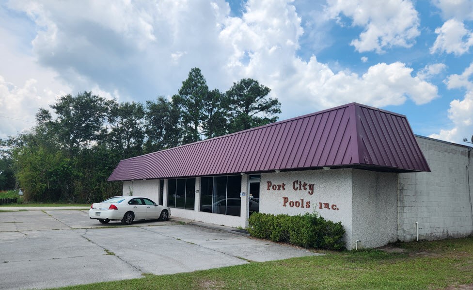 This conveniently located commercial building is right on US Highway 17 just north of Chapel Crossing Road. In addition to the main office building, which has 1795 SF, there are several outbuildings with roll up doors that have historically had an industrial/commercial use. These buildings are situated on a 1.26 acre lot zoned highway commercial.