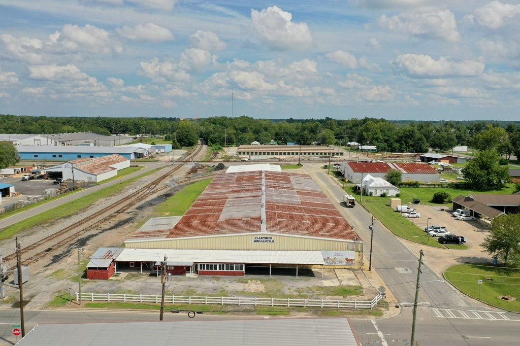 Warehousing Facility: Planters warehouse has been used for RJ Reynolds flue cured tobacco for many years. Located at Hinson Street in Hazlehurst in Jeff Davis County, across the street from US Post Office.