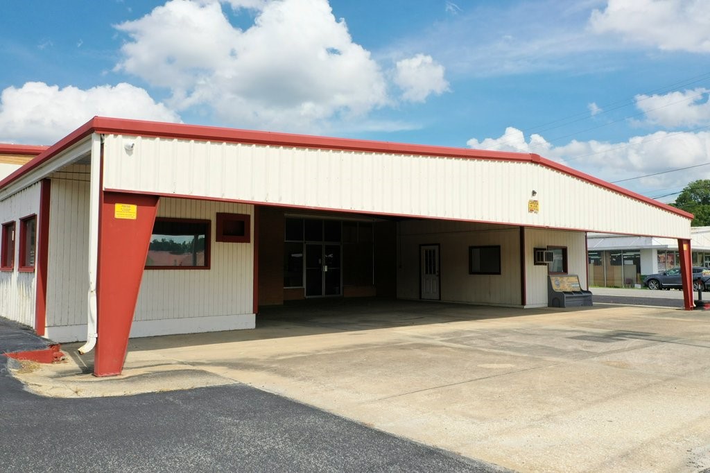 Commercial Property, great location in Hazelhurst, Jeff Davis County, GA, perfect for a dealership, body shop, or mechanic shop.