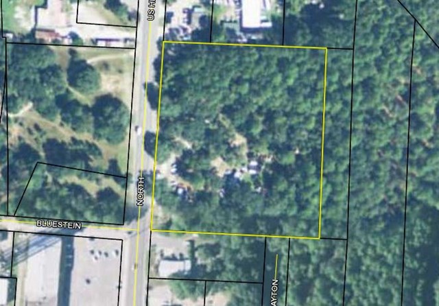 This well-located 8 acre tract zoned commercial with several hundred feet of frontage on US Highway 17 (North Way)  is situated right in downtown Darien. Property is perfect for commercial development. Property is located near restaurants, banks and retail shopping right on North Way.
