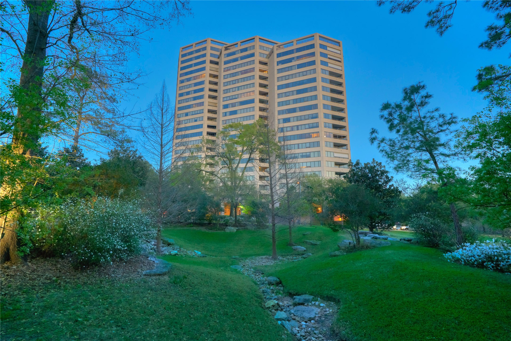 Permanently unobstructed views. Accessible to Downtown, Galleria, Medical Center, Freeways. Full service buidling.