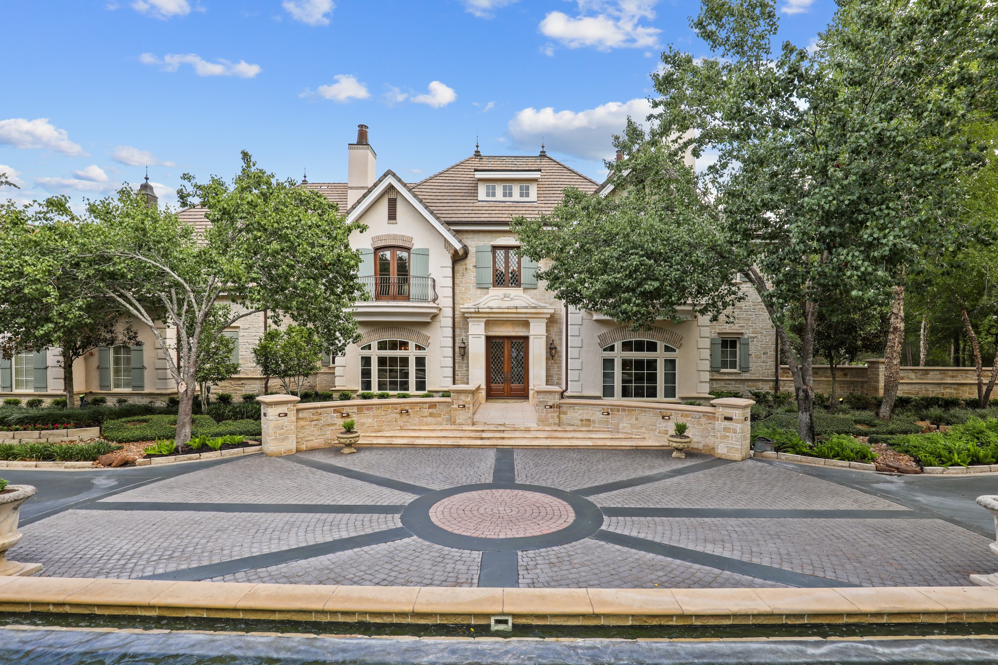 Welcome to your private oasis in the prestigious golf course community of Carlton Woods.