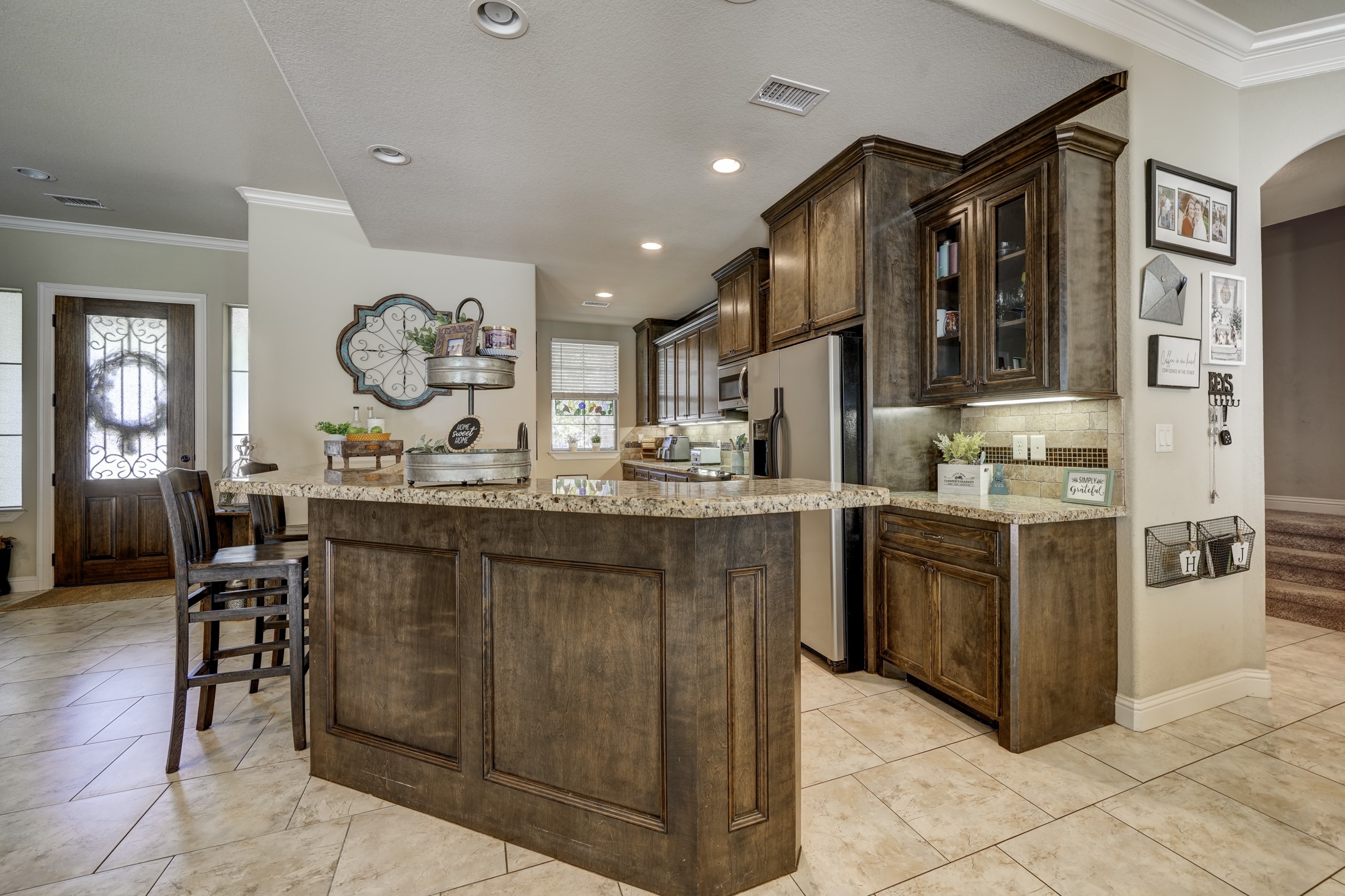 Step inside to find tile floors that run continuously throughout the main gathering areas on the first floor. A beautiful kitchen offers granite countertops and custom-made cabinets!