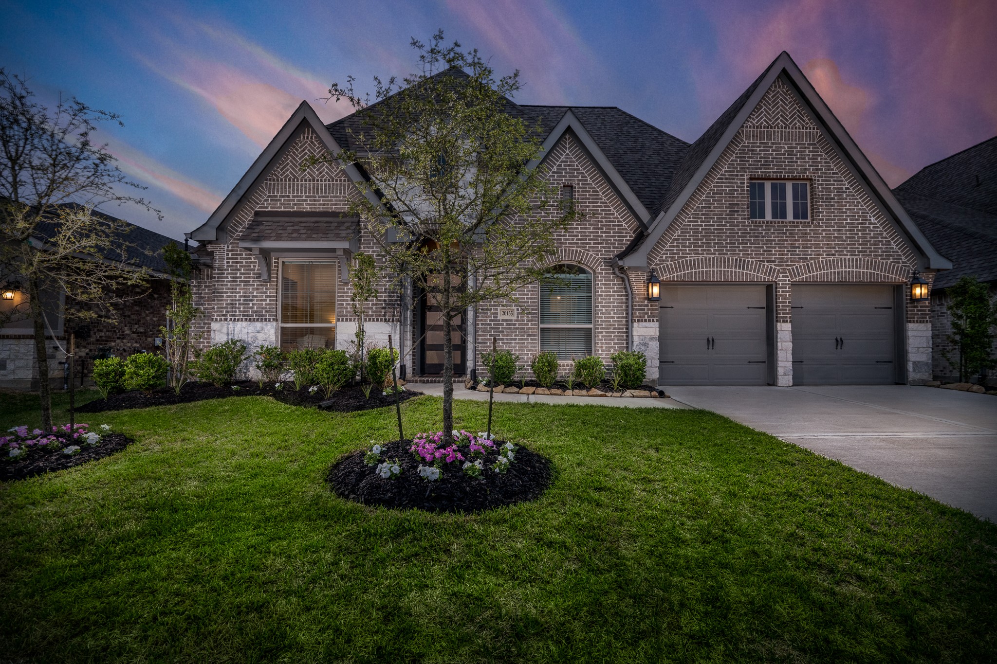 Welcome to this stunning 2019 Perry Homes one story in popular Amira.