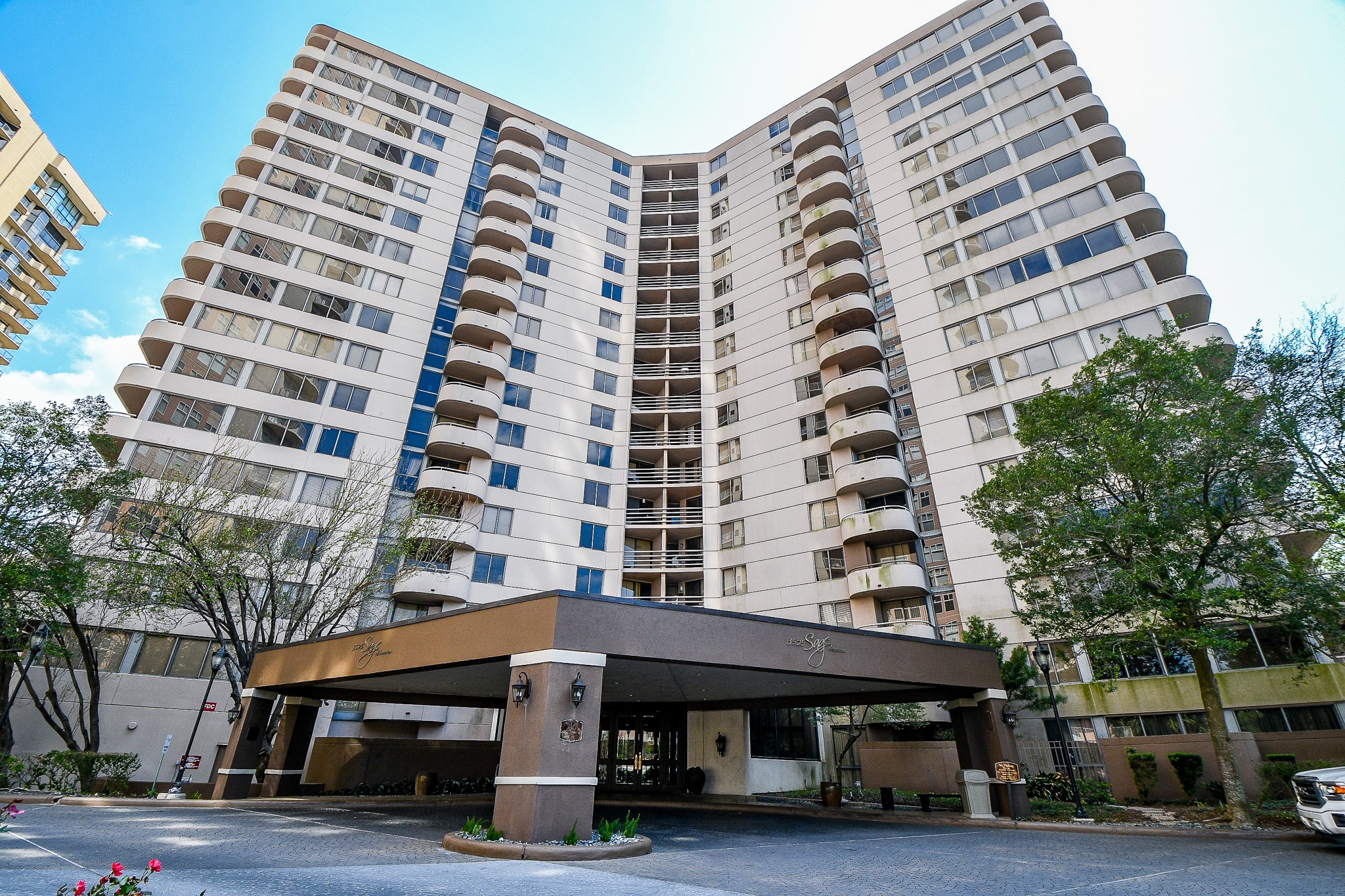 Welcome to 3525 Sage, one of Houston's premium luxury high rise condominium properties!