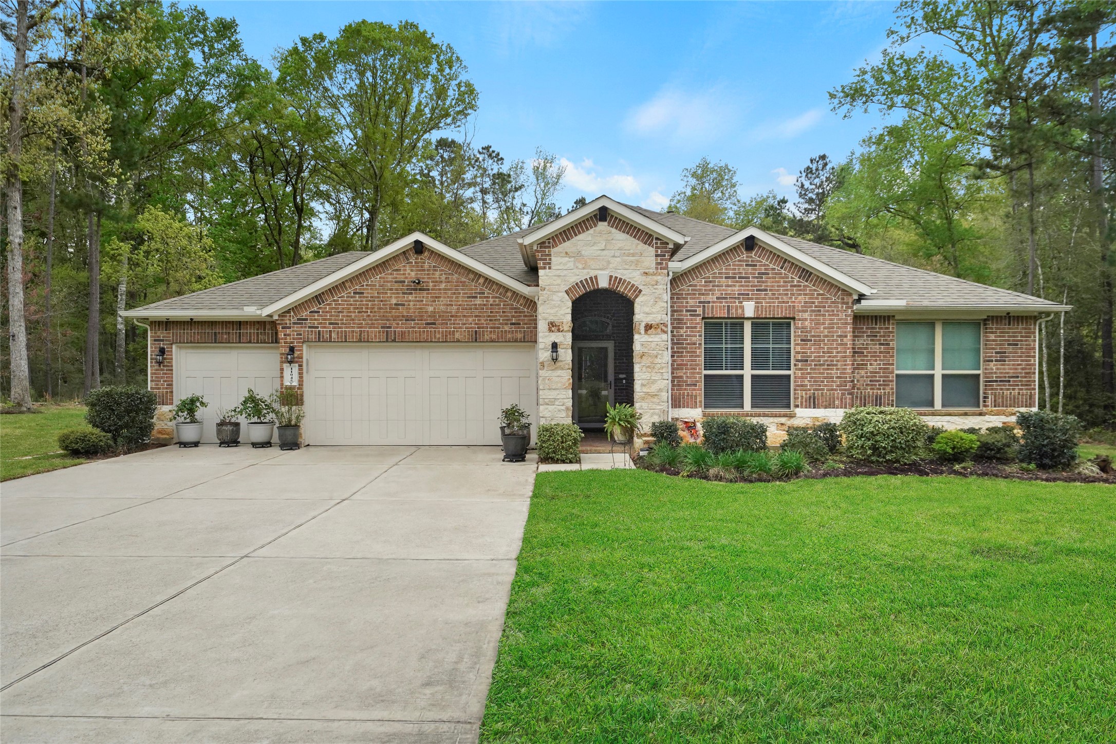 Welcome to 11045 Shadow View Drive located in Conroe's community of Shadow Lake Forest.
