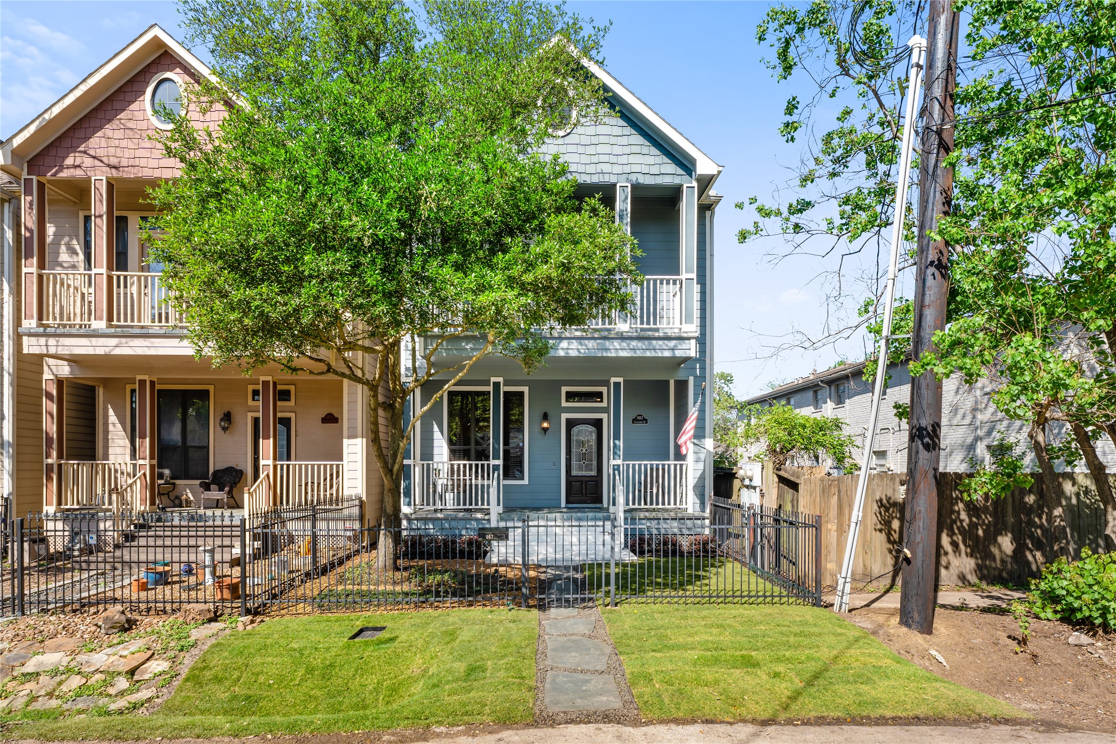 907 Alexander offers a freshly landscaped yard with new automatic sprinklers, a new AC (2022), and a well-maintained interior consisting of beautiful hardwood floors and plenty of space!