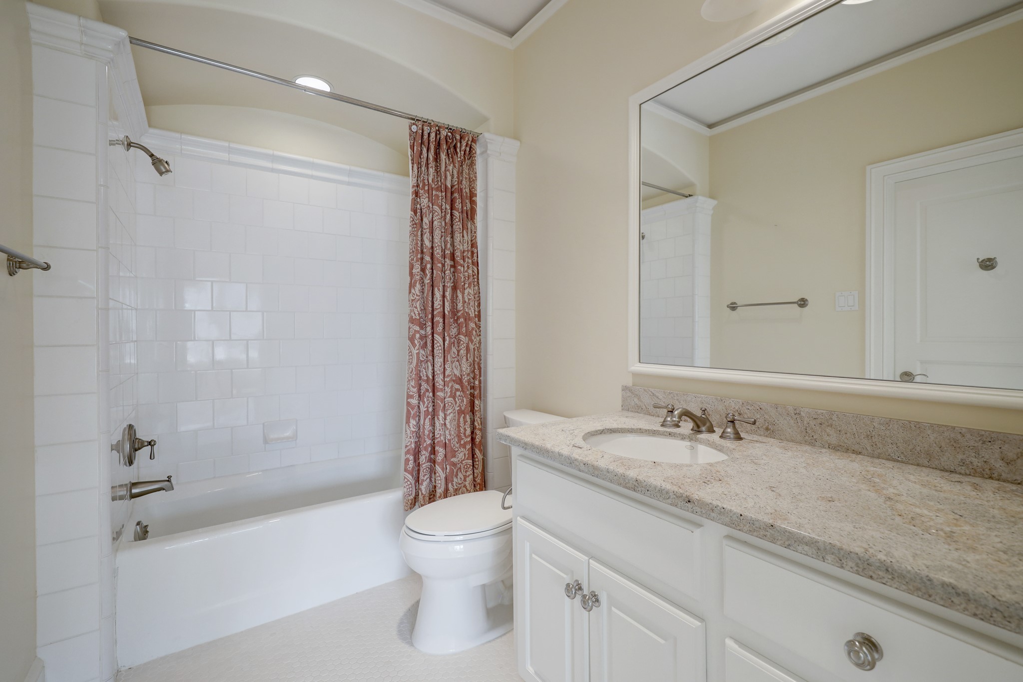 Ensuite bath with tub-shower combo and walk-in closet