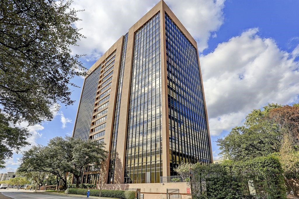 Elegant and established High Rise condominium in the heart of the Galleria Area. Directly next door to Nordstrom entrance and Galleria. One block away from Waterwall Park. Fantastic shopping, dining and attractions all around.