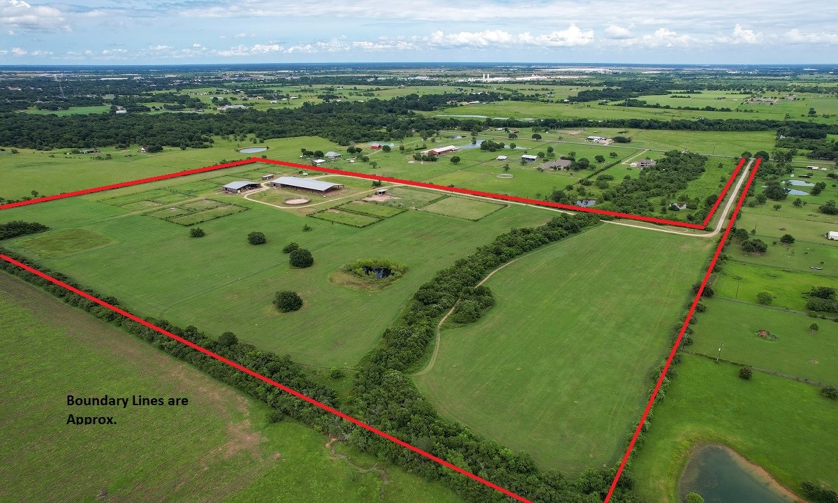 First Class Horse Facility - 50+ Acres - Located just 3 miles south of US Hwy 290 in Waller.