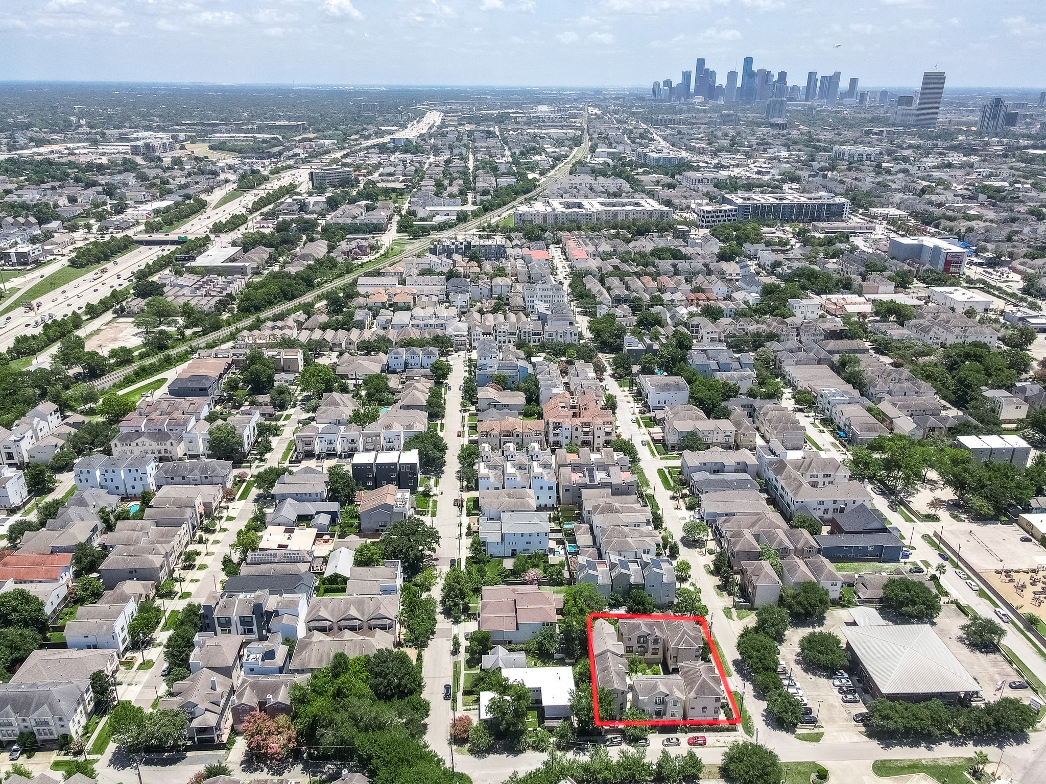 3 Minutes from access to 1-10 Freeway. Centrally Located! Less than 10 minutes from Downtown Houston and the Galleria Shopping District!