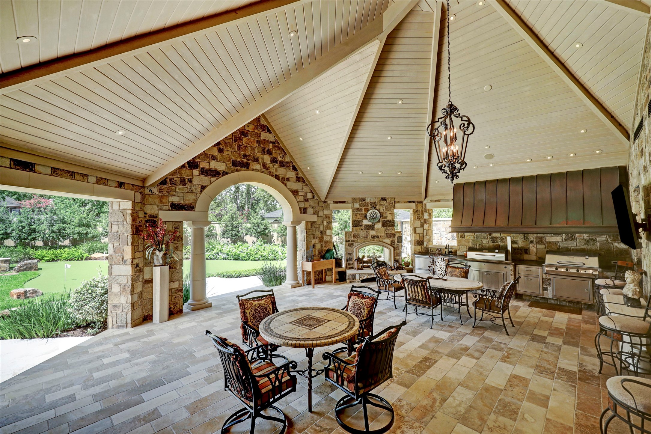 Spectacular air-conditioned pavilion with fireplace, smoker and grill with copper hood!
