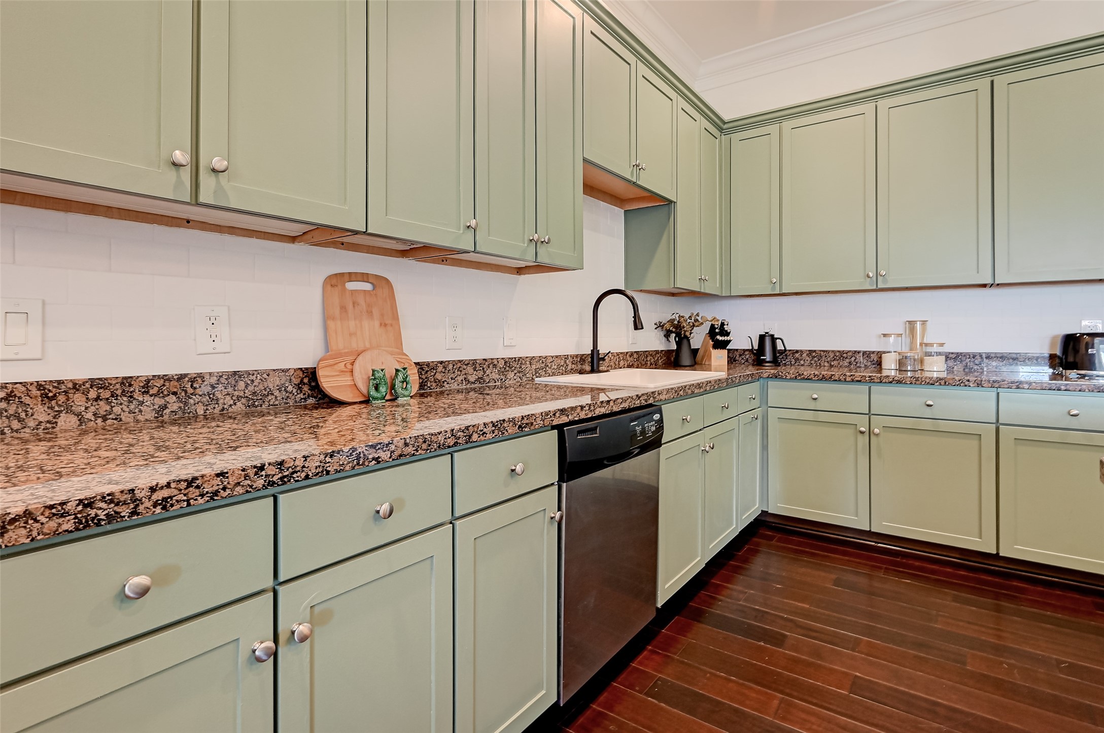 Painted shaker-style cabinets, granite countertops & stainless steel appliances.