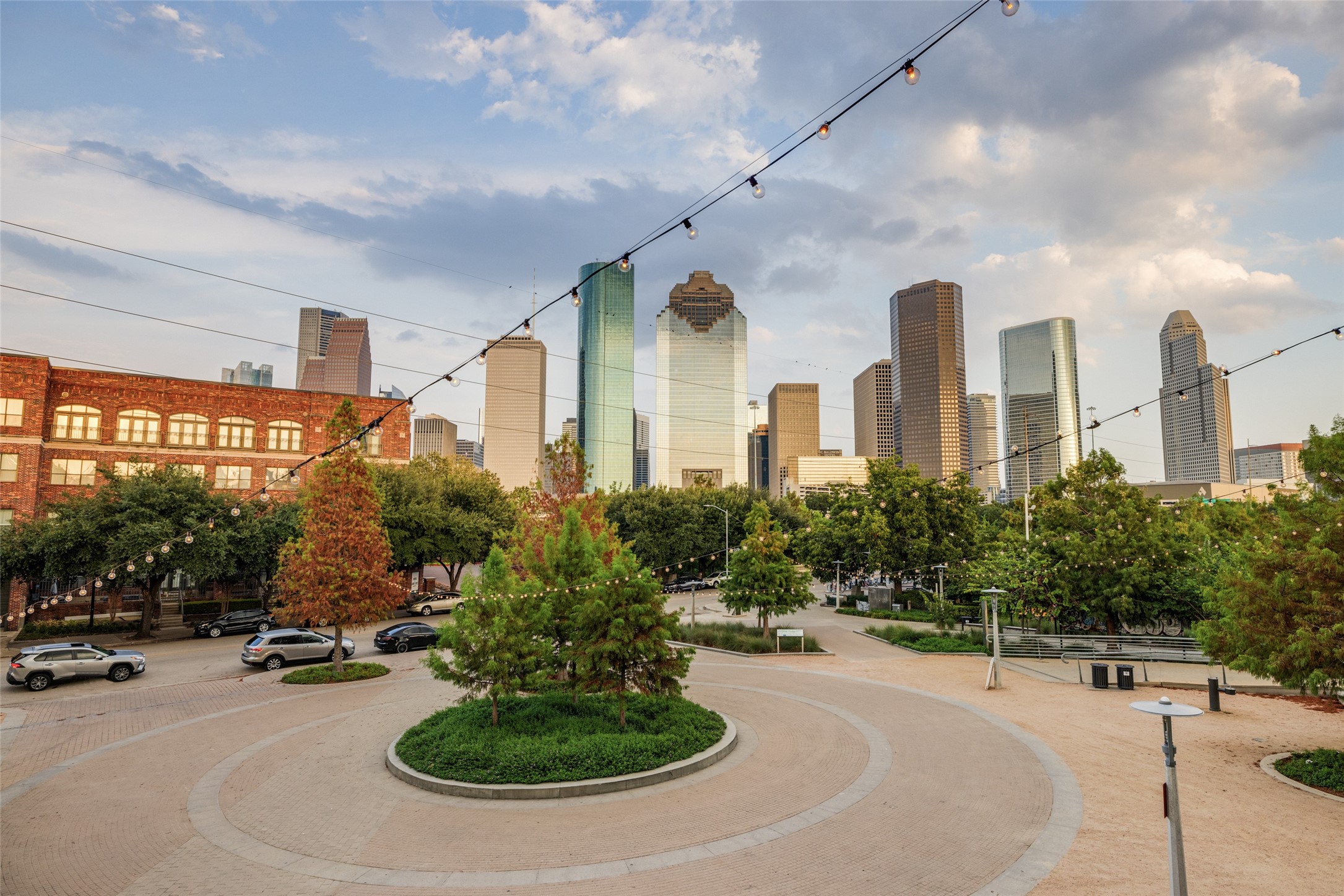 Buffalo Bayou Park is minutes away. Enjoy all the perks of being right outside of Downtown Houston. From the Skate park to the Cistern, Boat tours, Bike tours, Music events, volleyball, dog park, and Flora Restaurant; it all encompasses the 52-mile waterway!!
