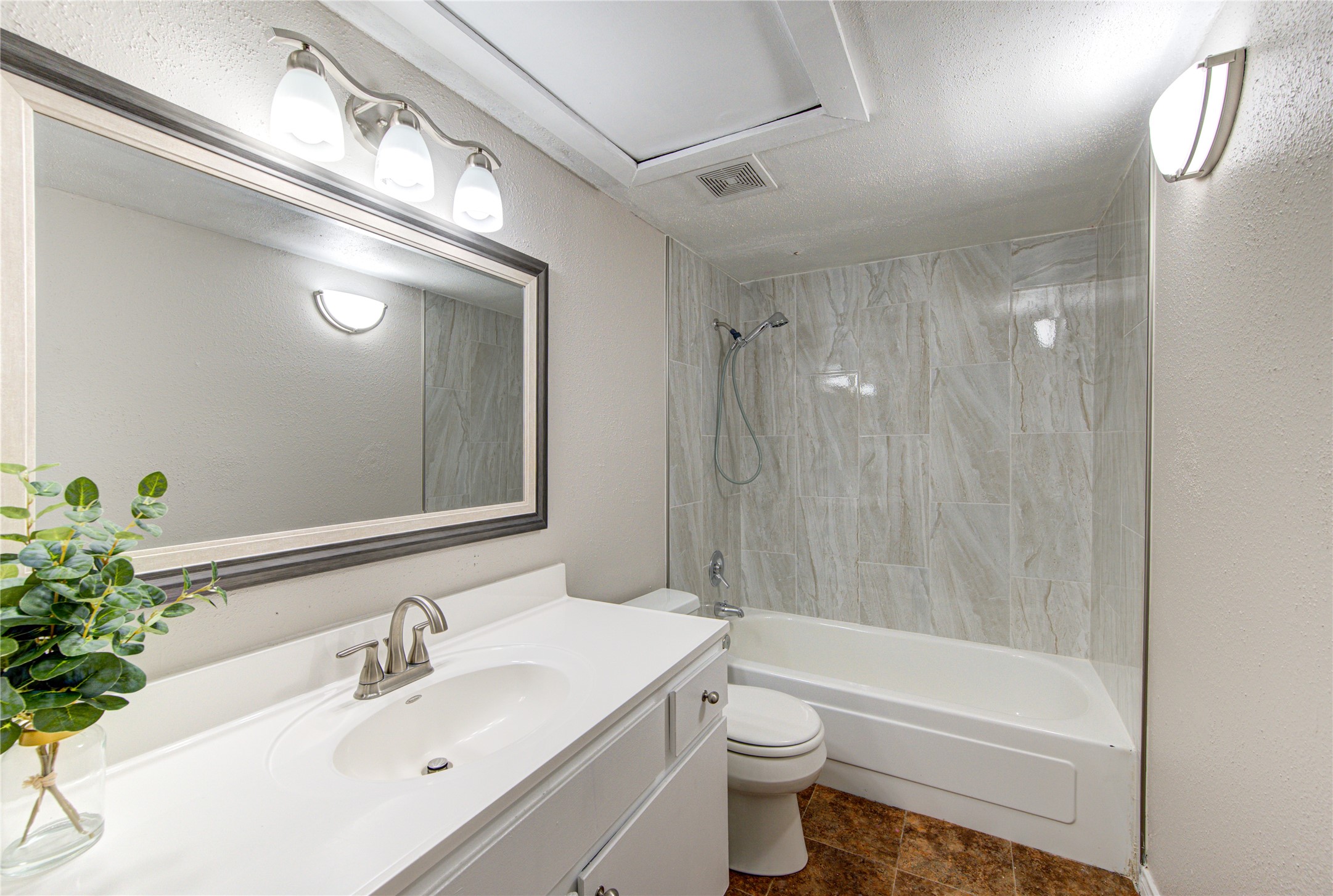 Updated secondary bathroom with new lighting, a new designer mirror and marbled tub!